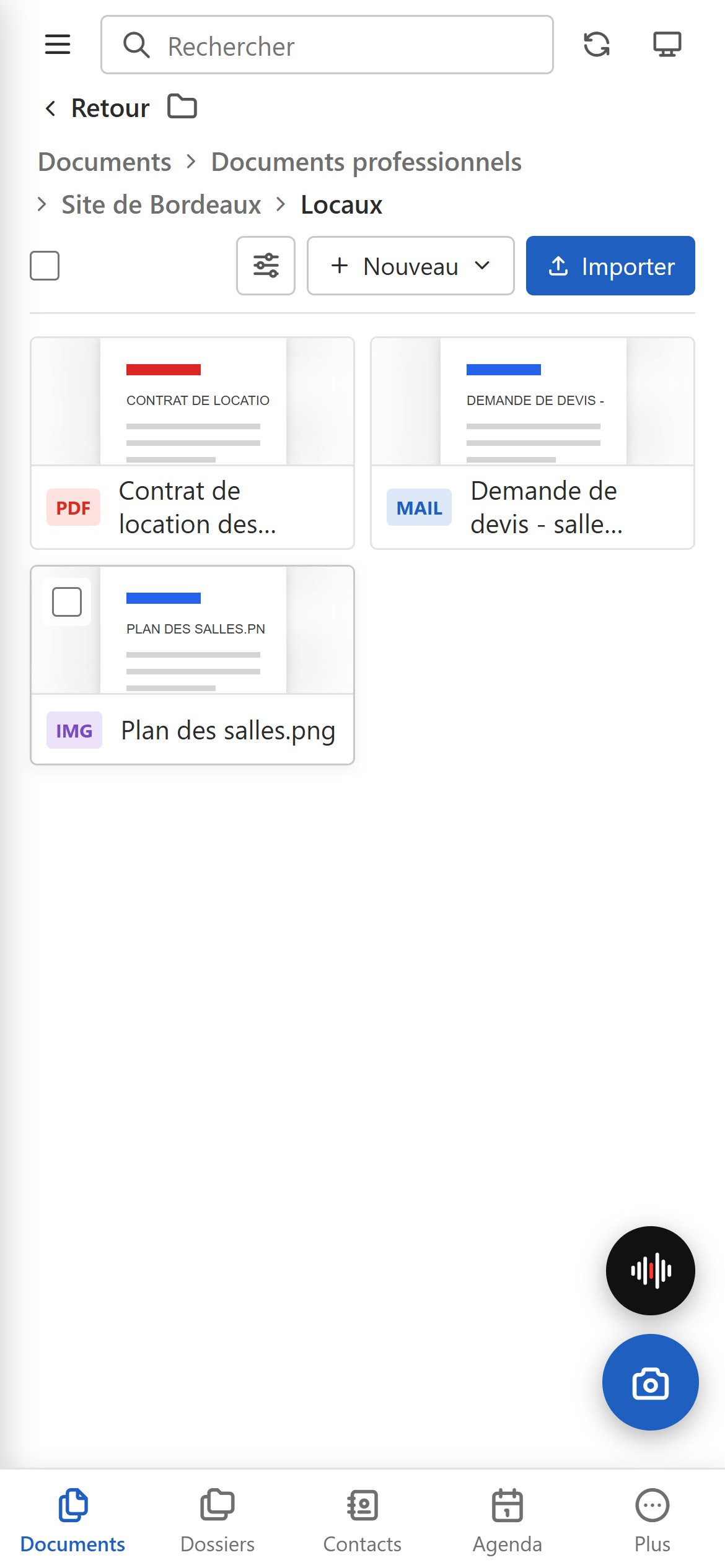 Sur téléphone, un dossier ouvert, avec en bas les boutons pour prendre une photo et dicter un mémo vocal.